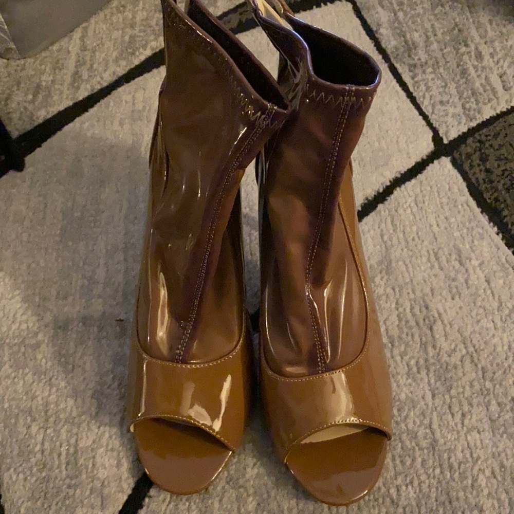 Brown/tan cape Robin shoes no wear or tear great for a night out!
